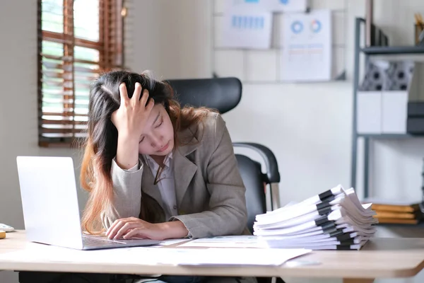 Asiática Mujer Negocios Estresa Mientras Tiene Problema Trabajo Oficina — Foto de Stock
