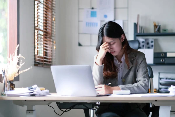Asiatico Businesswoman Prende Stressato Mentre Avendo Problema Lavoro Ufficio — Foto Stock