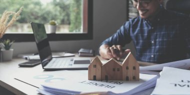  İş adamı hesap makinesi kullanıyor ve dizüstü bilgisayarla çalışıyor. Kahve dükkanındaki finans hesaplarını hesaplıyor. Finans muhasebe kavramı.