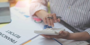 Matematik finansmanı için hesap makinesi ve dizüstü bilgisayar kullanan iş kadını ofis ve iş geçmişinde, vergi, muhasebe, istatistik ve analitik araştırma kavramında kapat.