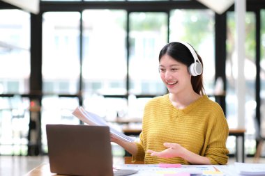 Asyalı kız öğrenci çevrimiçi öğrenim kursu çevrimiçi video dersi Zoom öğretmeni, Mutlu Asyalı kız bilgisayar laptopuyla İngilizce öğreniyor..