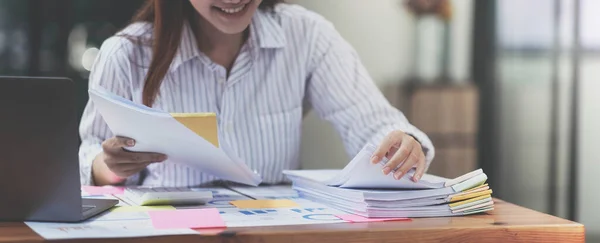 Business Documents Concept Medewerker Vrouw Handen Werken Stapels Papieren Bestanden — Stockfoto