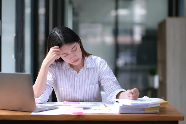 Joven Mujer Negocios Asiática Sintiendo Dolor Cabeza Enfermo Estresado Cansado — Foto de Stock