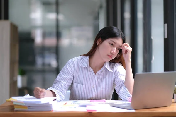 Joven Mujer Negocios Asiática Sintiendo Dolor Cabeza Enfermo Estresado Cansado — Foto de Stock