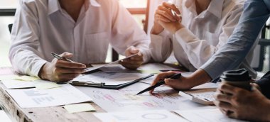 Toplantı odasındaki mali raporun analizi ve tartışılması için Asyalı iş danışmanı toplantısı. Yatırım Danışmanı, Mali Danışman ve Muhasebe Konsepti.