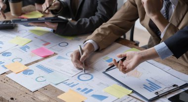 Modern dizüstü bilgisayarla gelir tabloları ve grafiklerini analiz eden iş ekibini kapatın. İş analizi ve strateji kavramı..