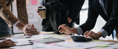 İş ekibi işbirliği mali veriler ve pazarlama büyüme raporlarıyla analiz etmeyi takım halinde, şirket kârından yararlanmak için strateji planlama, sunum ve beyin fırtınası grafiği üzerinde tartışır...