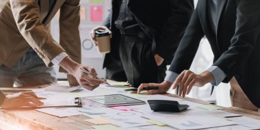 İş ekibi işbirliği mali veriler ve pazarlama büyüme raporlarıyla analiz etmeyi takım halinde, şirket kârından yararlanmak için strateji planlama, sunum ve beyin fırtınası grafiği üzerinde tartışır...