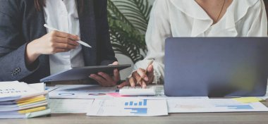 Dijital tablet, yeni proje iş strateji planı ofiste ahşap tabloda tartışmaya toplantı iki iş meslektaşım kullanma el yakın çekim. Toplantıya, beyin fırtınası, danışmanlık..