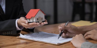 Emlakçıyla, emlakçıyla, temsilciyle ve müşterisiyle sigorta, emlak ya da gayrimenkul ya da gayrimenkul satın alma, satın alma ya da borç alma konusunda tartışan ev modeli..