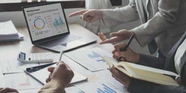 İş adamları iş stratejileri planlamak için veri analizi rakamları için toplanıyorlar. İş tartışması kavramı.