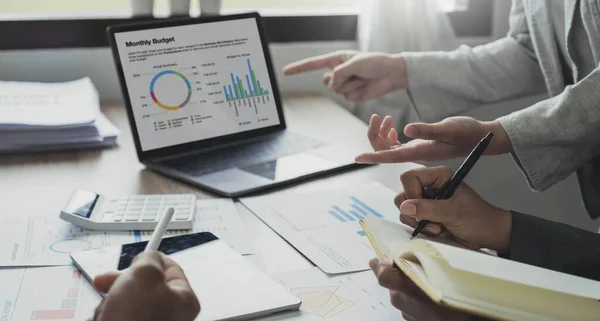 Zakenmensen Vergaderen Voor Analyse Data Cijfers Zakelijke Strategieën Plannen Ondernemingsconcept — Stockfoto