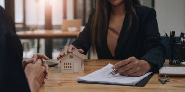 Emlakçı ev satışı için sözleşme yapar, ev tasarımı ve kontrat onayı teklif eder ev kredisi ve ev sigortası fikrini satın almak ve satmak için...