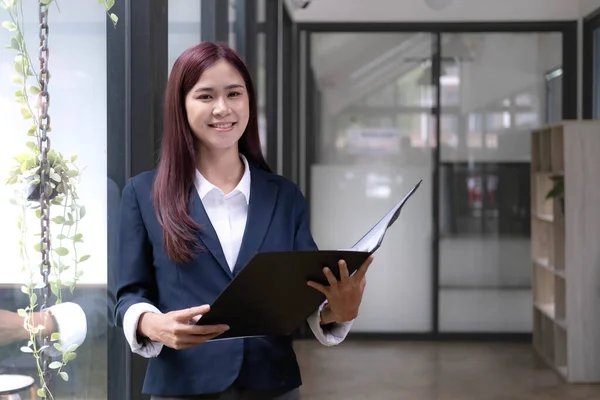 Atraktivní Mladá Asijská Žena Pomocí Notebooku Při Stání Kanceláři — Stock fotografie