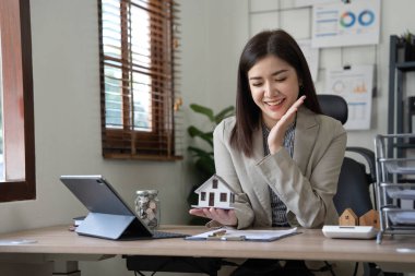 Emlakçı ev satın alma anlaşmasının şartları hakkında konuştu ve müşteriden sözleşmeyi yasal hale getirmek için belgeleri imzalamasını istedi, ev satışları ve ev sigortası kavramı..