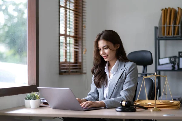 Mujer Abogada Asiática Que Trabaja Con Una Computadora Portátil Una — Foto de Stock