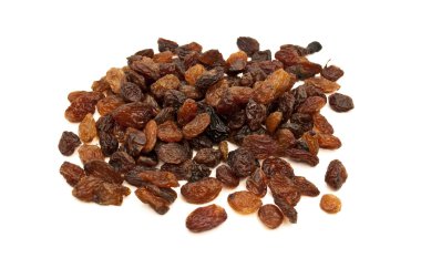 Kuru üzümler beyaz arkaplanda izole