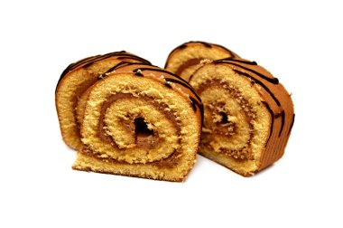 Beyaz arka plan üzerinde izole tatlı rulo pasta