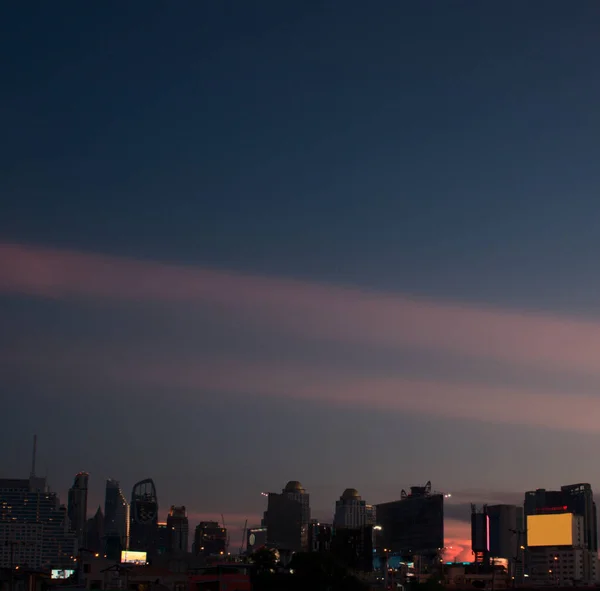 古色古香的现代城市复杂的建筑摩天大楼在日落黄昏的黑色背景下高耸入云 空中景观 — 图库照片