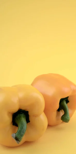 Verse Biologische Gele Paprika Groenten Tegen Gele Abstracte Achtergrond Eten — Stockfoto