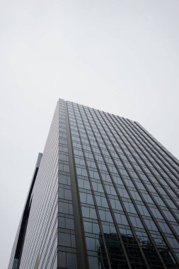 Modern cam kule binası. Düşük açılı çekim. Finansal ekonomi, zenginlik, özel şirket, hükümet gelişimi, yazılım veya teknoloji şirketi kavramı.