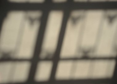 Organik doğal ışık ve pencerenin gölgesi yerdeki kumlu gri boş kağıda yansıyor. Örtülü efekt, sunum, model, tasarım veya arkaplan. 