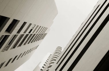 Kentsel apartman dairesi, modern düz kozmopolit konut beyaz mermer renkler bina yapısı ufuk çizgisi arka plan.