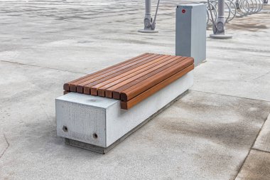 Tahta oturaklı gri metal bir dikdörtgen şeklinde sıralanır.