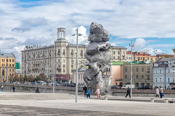 Moskau Russland 2021 Bolotnaja Damm Und Aluminiumskulptur Big Clay Vor — Stockfoto