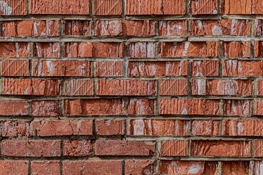 Çimento harcı ve arkaplan resmi üzerine çökmüş tuğla işçiliği