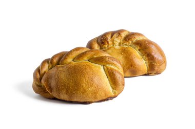 Altın hamurlu turtalar, dolma, at kuyruğu şeklinde çimdikler, beyaz bir arka planda izole edilmiş.