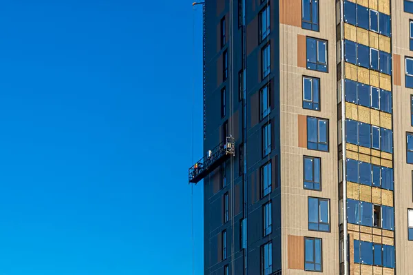 Edifício Construção Está Fase Acabamento Fachada Uma Equipe Trabalhadores Executa — Fotografia de Stock