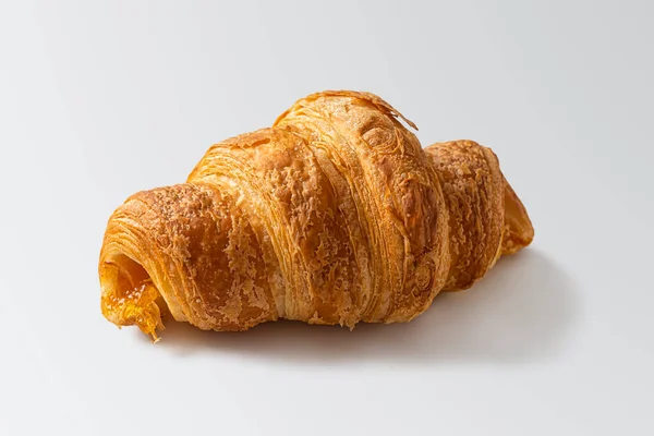 Frisches Französisches Croissant Aus Blätterteig Mit Süßer Füllung Auf Weißem — Stockfoto