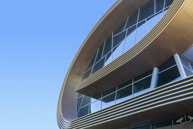 Bakü, Azerbaycan, 07.18.2019. Bakü 'deki Azerbaycan Ulusal Halı Müzesi. Orijinal bina rulo halı şeklinde inşa edilmiş.