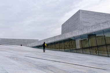 Oslo, Norveç, 12.01.2019. Oslo 'daki Norveç Opera Binası' nın yaya çatısında yalnız bir turist yürüyor.