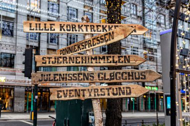 Oslo, Norveç, 12.01.2019. Noel ve Yeni Yıl arifesinde Norveç 'te yerel gösterileri gösteren tahta tabelalar.