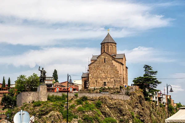 Tbilisi Geórgia 2019 Templo Metekhi Estátua Equestre Rei Georgiano Vakhtang — Fotografia de Stock