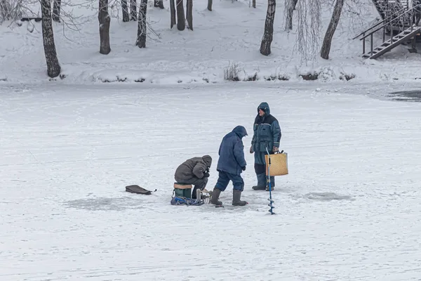 Pescadores Con Ropa Abrigo Capturan Peces Hielo Invierno Pescando Hielo — Foto de Stock