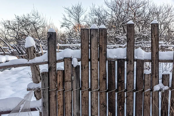 Verwässerter Holzzaun Mit Schneekappe Nach Starkem Schneefall — Stockfoto