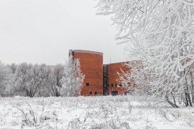 Moskova, Rusya, 12.13.2021. Paleontoloji müzesinin tuğla duvarı. Kış parkında karla kaplı ağaçlarla çevrili.