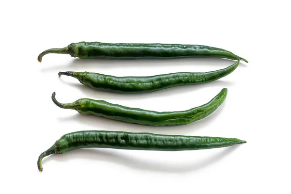 Zöld Chili Pods Forró Paprika Hosszúkás Zöld Alakú Fényes Felületű — Stock Fotó