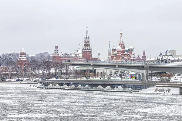 俄罗斯莫斯科 2021年12月15日 莫斯科克里姆林宫 圣克里姆林宫塔的景观下雪天 罗勒大教堂和Zaryadye公园的浮桥 — 图库照片