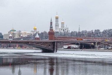 Moskova, Rusya, 12.15.2021. Kremlin Tepesi 'nin kubbeleri Kremlin Duvarı' nın kuleleri ve Moskva Nehri üzerindeki Moskvoretsky köprüsü kışın karlı havalarda görülebiliyor.