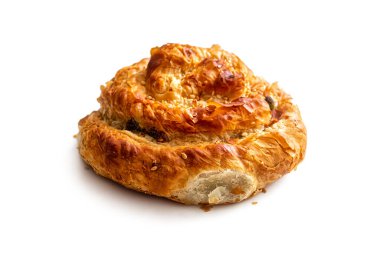 Altın hamurlu çörek, puf böreğinden yapılmış, kıyma ile doldurulmuş, beyaz arka planda izole edilmiş.