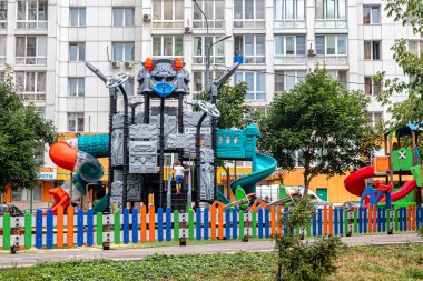 Moskova, Rusya, 08.05.2021. Plastikten yapılmış çok renkli çocuk oyun kompleksi olan parlak oyun alanı