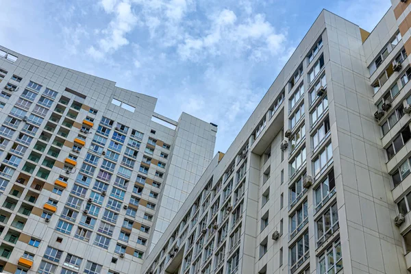 Silhueta Parte Superior Edifício Residencial Alto Com Janelas Varandas Contra — Fotografia de Stock