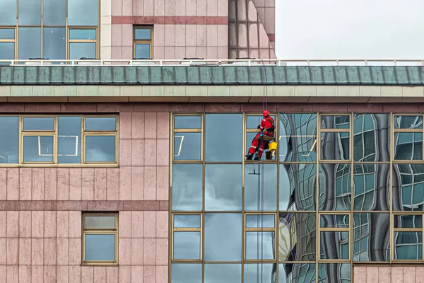 Industrial Climber Red Jumpsuit Red Helmet Hanging Ropes Washing Windows — Stock Photo, Image