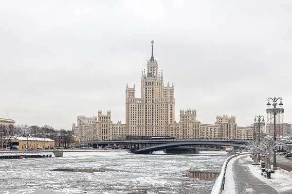 Moscow Russia 2021 Stalin High Rise Spire Bolshoy Ustinsky Bridge — Stock Photo, Image