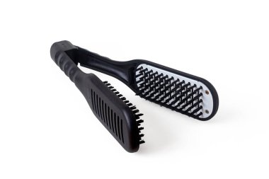 Siyah plastikten yapılmış çift taraflı saç düzleştirici, beyaz arka planda izole edilmiş.