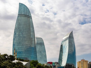 Bakü, Azerbaycan, 07.26.2019. Bakü 'deki Gökdelenlerin Alev Kuleleri. Kuleler görünüşlerindeki üç alev diline benziyor.